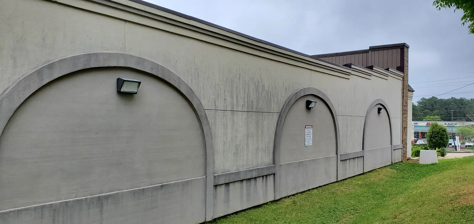 Arched retail wall after cleaning, Aquinas Court, Cobb County, GA (Apr 2020)