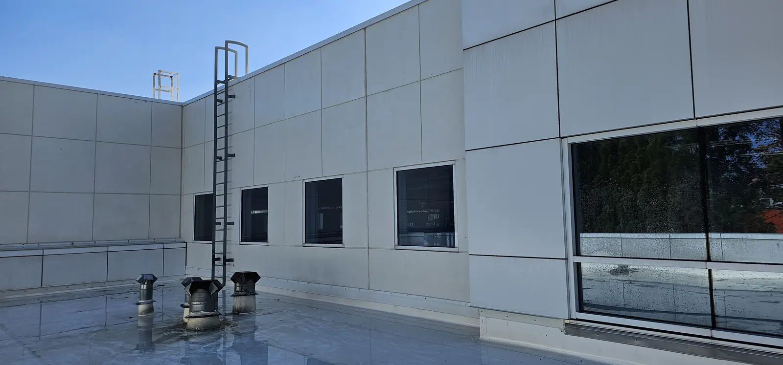 Office building upper wall wash, Northwest Parkway Southeast, Northwest Business Center, Marietta, GA (Nov 2024)