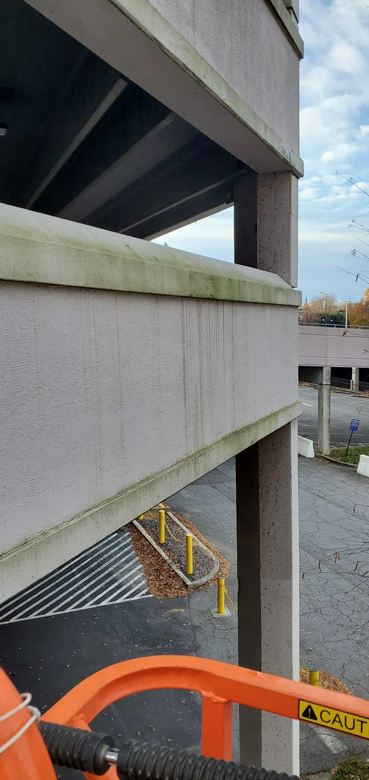 Boom lift at the ledges of the Cobb Galleria parking deck (November 28, 2021)